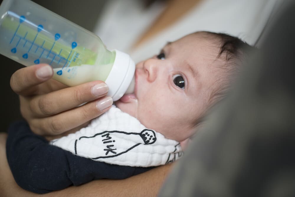 Cómo aliviar molestias gastrointestinales en recién nacidos