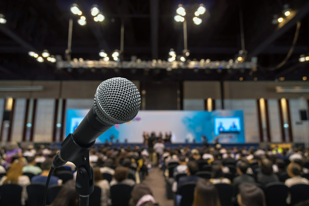 Mamás conferencistas y liderazgo femenino