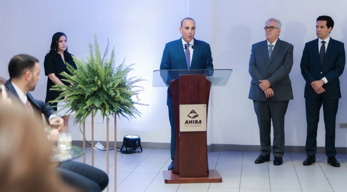 Javier Atala toma el liderazgo de la AHIBA en un periodo de cambios tecnológicos y financieros para Honduras