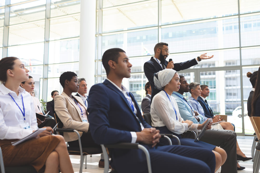 Aspectos clave para elegir un conferencista que inspire liderazgo y creatividad