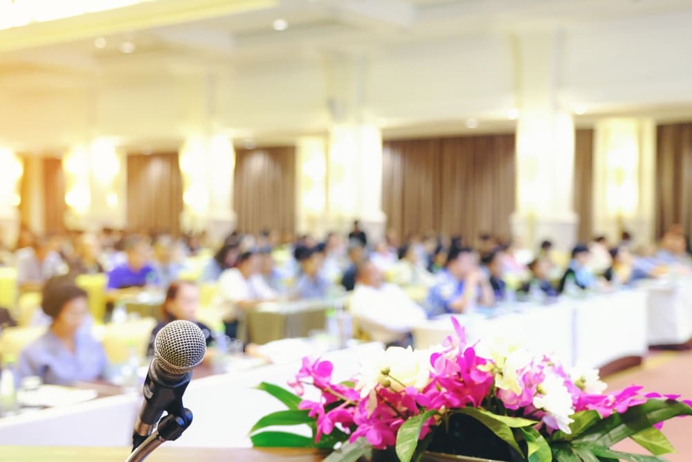 Claves para seleccionar un conferencista que motive y conecte con tu audiencia
